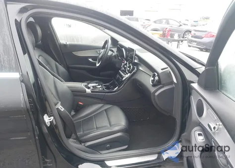 2016 Mercedes-Benz C 300 4Matic z USA, uszkodzony, nr VIN 55SWF4KB9GU136779